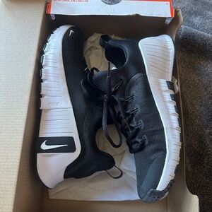 Women’s Brand new in box Black and White Nike Metcon 6 size 8. Sporty